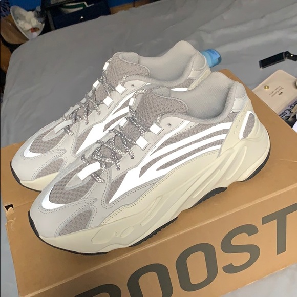 Yeezy 700 Static - Picture 2 of 4